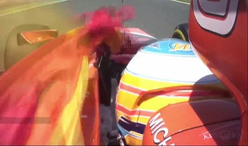 DaniPintoVOX's tweet photo. Alonso pasea hoy la bandera de España por el Circuito de Barcelona. 
Grande Fernando. 🇪🇸 https://t.co/0teuAp0TxN