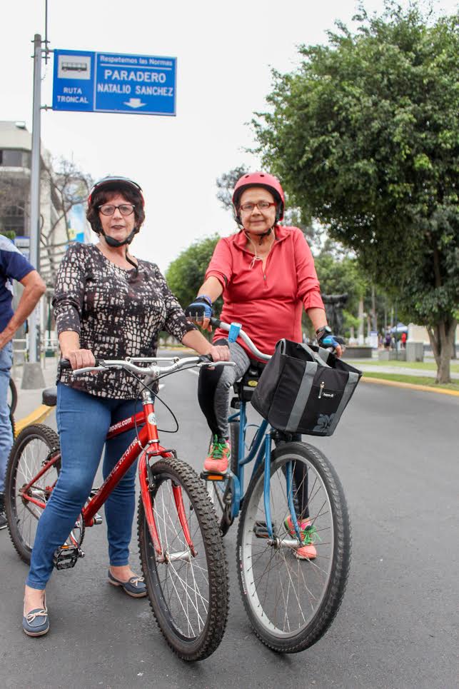 MuniLima's tweet photo. Mamis celebran su día haciendo deporte en la caravana #PedaleaMamá en la cuadra 4 de la Av. Arequipa. #ParaTiMamá https://t.co/rHmSPr1gaN