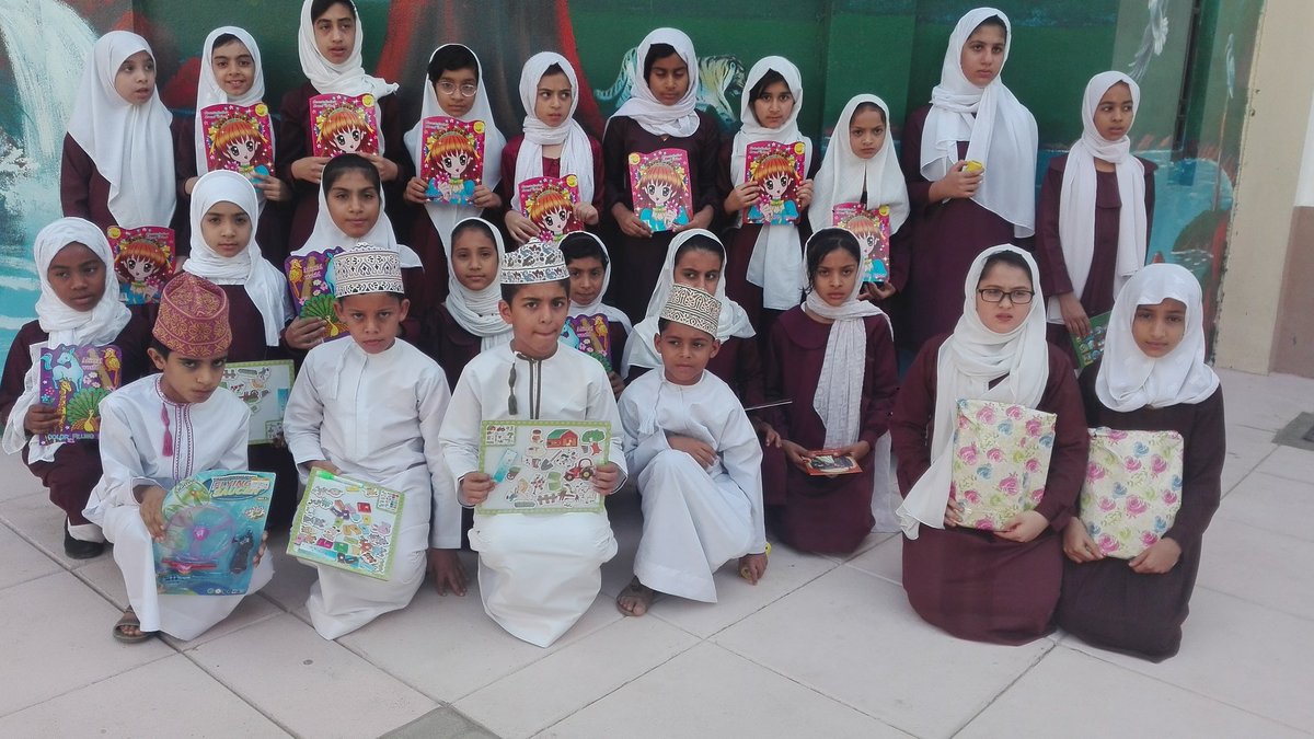 أ/هناء معلمة الفنون التشكيلية تكرم المشاركين في المسابقات خلال العام بإبداعات والرسم بأناملهم الذهبية  وتشكر الطالبة شيخة الشامسي لتميزها ..