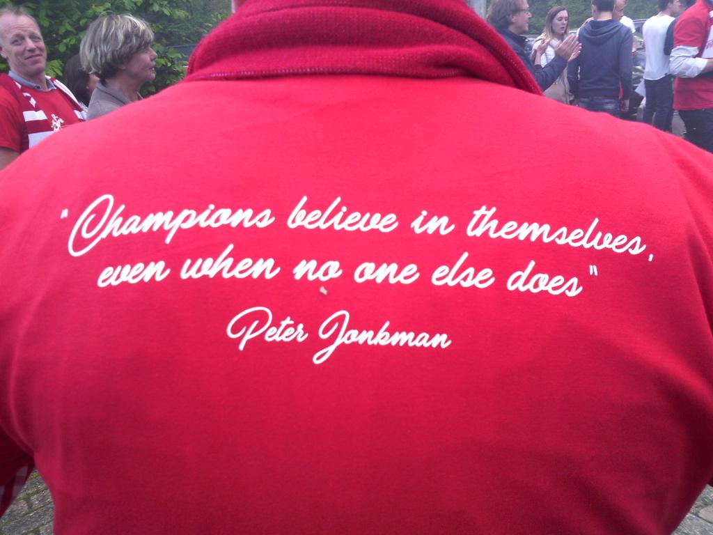 Promotie van <a href="/vv_BES/">vv BES</a> naar de Derde Klasse! Wethouder <a href="/ebuiter/">Egbert Buiter</a> completeerde het feest met een vaatje :-)