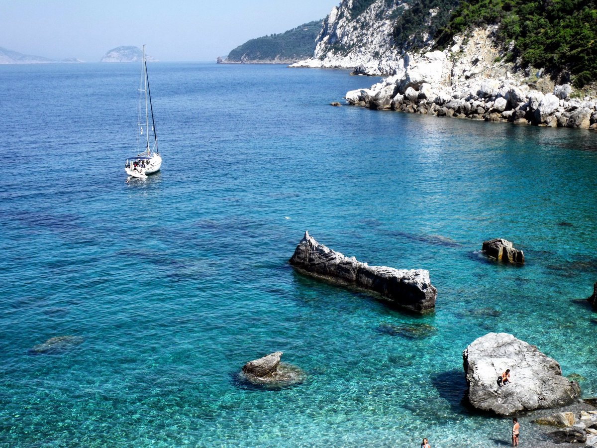 amrofficialph's tweet image. Agios Ioannis beach 🏖 in Skopelos. I shot this picture from the church where scenes of Mamma Mia were filmed 🎬. #Greece #Travel