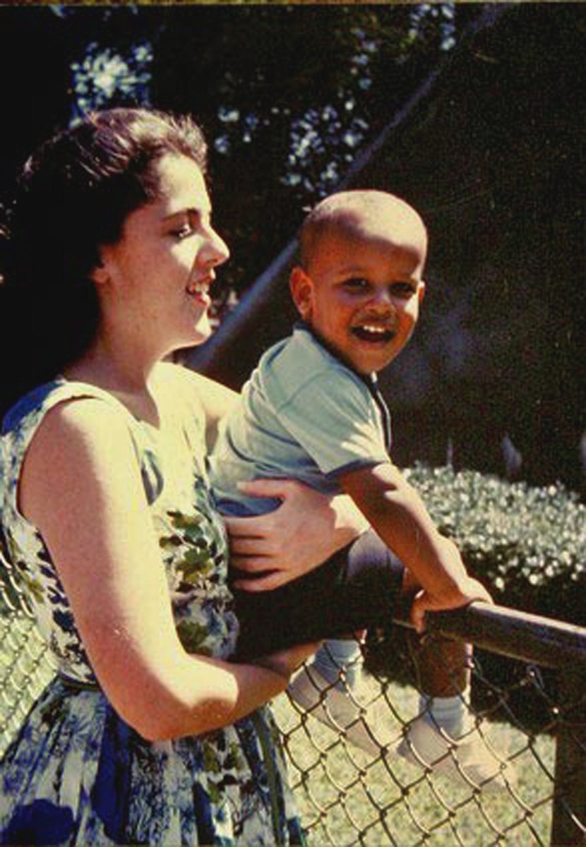 ObamaFoundation's tweet photo. Happy #MothersDay to all the moms inspiring the next generation of leaders. https://t.co/g0AQoiM1mT