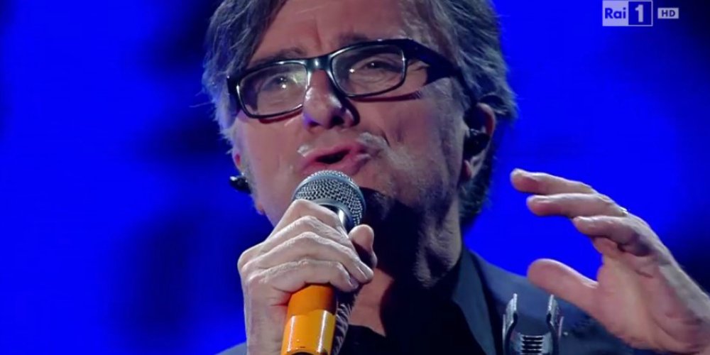 RadioItalia's tweet photo. Omaggio a Lucio Dalla, gli @stadioofficial cantano "La sera dei miracoli". #sanremo2016 Se non è poesia questa. https://t.co/gulki8KaEJ