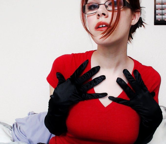 1 pic. Fancy gloves are fancy! I love the feel of satin against flesh. These will be fun to shoot in