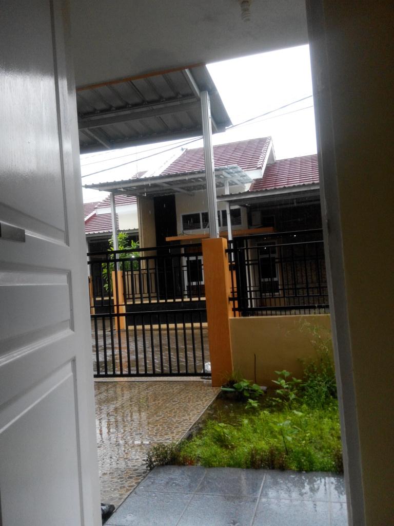 udan, kon mbarengi, mantel siji, saiki wis meh jam 8, dilema