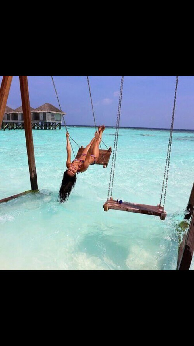 VisualEarthPix's tweet photo. I wanna visit Bora Bora so badly ☁️🌊🌞 https://t.co/ScgwS7anOx