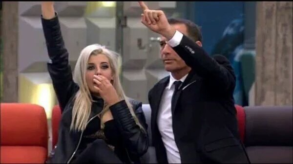 JoaaGH's tweet photo. Que levante la mano todo aquel o aquella que se va a marcar un VIP LAURA al 27450. #Gala6GHVIP https://t.co/2vhQk0Q2yP