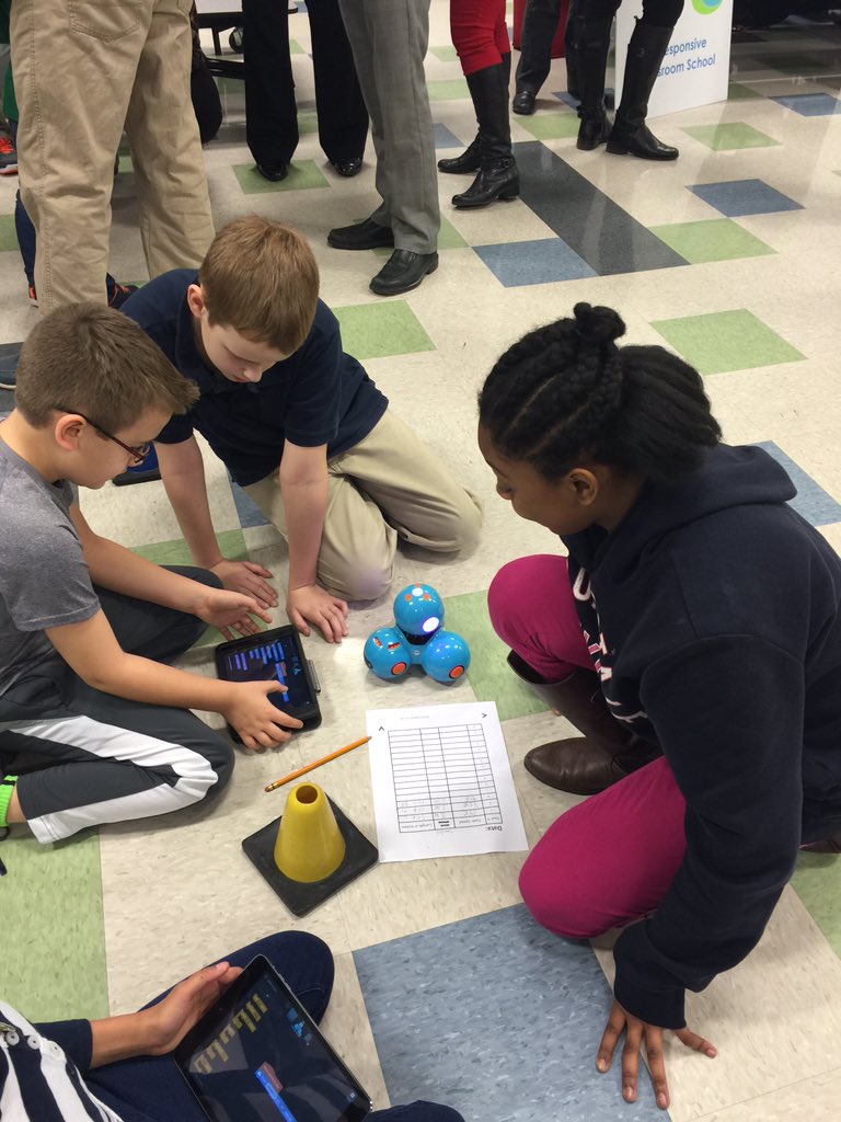 KWTechTime's tweet photo. Showing off our robot skills tonight at the Champaign Schools of Choice forum @KenwoodStars https://t.co/X84d5lED7G