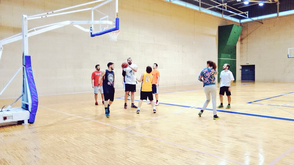 ESNVigo's tweet photo. Hoy jugamos al fútbol y al baloncesto con los #erasmus del campus de #Vigo. #THISisESN #ESNWelcomeDays #SportDay https://t.co/1faDxCNTuR
