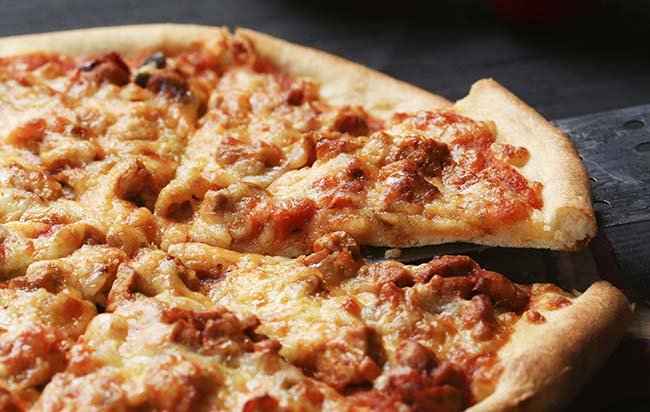 MensHealthMag's tweet image. The benefit of embracing cheat day: spr.ly/6018Bw7Xq