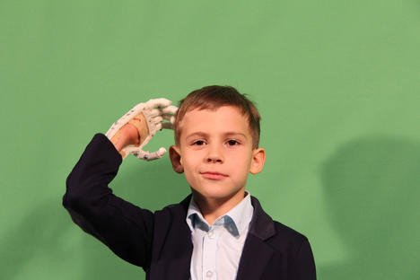 1trac1's tweet photo. A #3DPrinted hand from #Moscow-based #startup Motorika.
#biotech #innovation #tech #CYBEY
https://t.co/Fnu5RFGcRG https://t.co/7SNFqG0vcE
