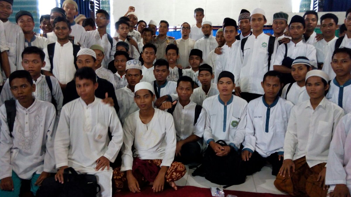<a href="/Poldakaltim/">Polda Kaltim</a> @POLRES_BPPN @DivHumasPolri <a href="/daitangguh/">#DaiTangguh</a> <a href="/tajuddien/">daeng taju</a> Polisi Sahabat Santri &amp; dai goo.gl/z65k6t