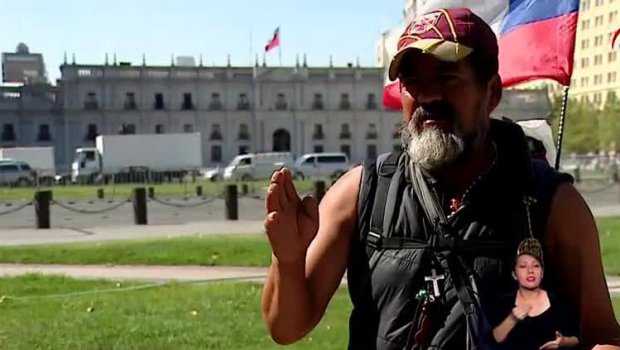 chilevision's tweet image. #LaMarchaDelPescador: Gerardo Díaz caminó de Chiloé a Santiago para protestar por multa ► ow.ly/YeyV9