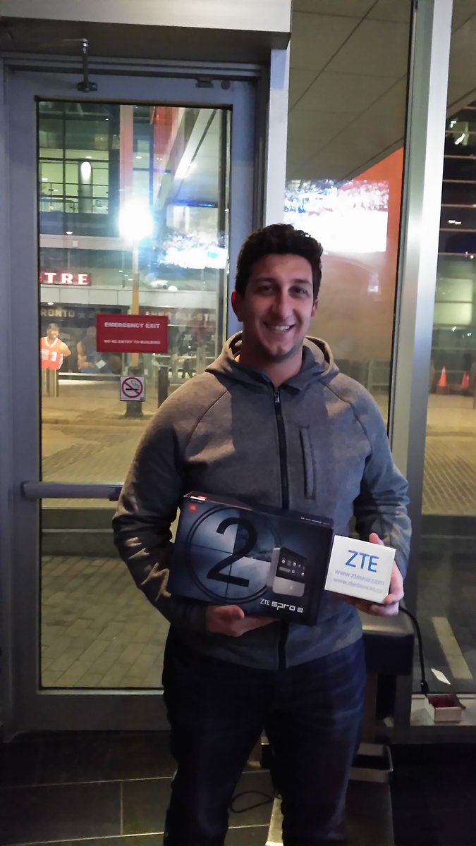 ZTE_Canada's tweet image. The latest lucky winner with #ZTEVendToWin! Now the proud owner of an #SPro2