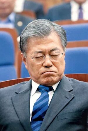 문제인이에게 또 고민거리가
생겼네요~
김종인이가 이끄는 혁신위에서
문제인이더러 이번 총선에는
과거 그가 살았든 부산영도구에
가서 새누리당의 김무성대표와
맞붙어라고 떠 밀고 있는데
또 붙으면 제인이 개창날텐데😆