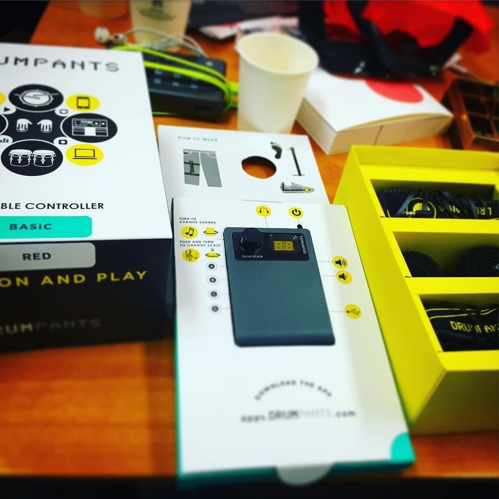 打ち合わせでこんな機材を頂きました
まだ日本で試している人は少ないと思うので
近々ライブで試してみたいと思います
#drumpants ift.tt/1PQoF4V