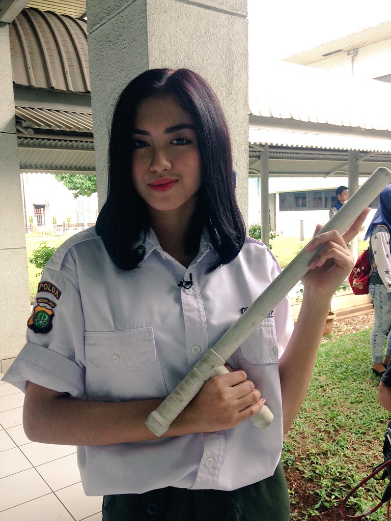 Ayo, Standby di <a href="/OfficialRCTI/">RCTI</a> bakal ada satpam cantik nih cc: <a href="/ochi_24/">Ochi rosdiana</a> #dahSyatJumatAman