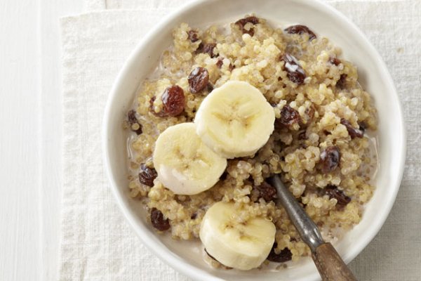 canadianliving's tweet photo. Busy mornings? Make this breakfast #quinoa bowl the night before for brekkie on the go https://t.co/jciXZPNWm2 https://t.co/FGSLW3W5C5