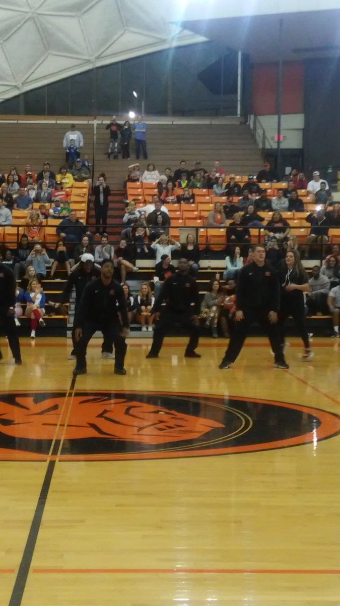 DougC_ECU's tweet photo. @ECUTigersFB shaking what they got with @ECUTigersSpirit at half-time. https://t.co/hLxu6MDlLQ