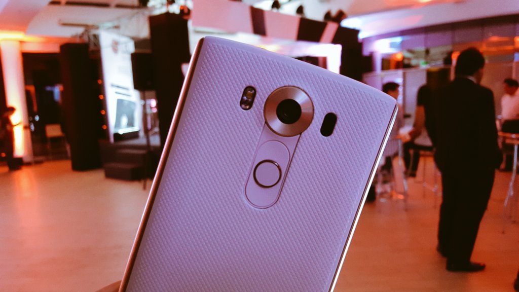 Perusmart's tweet photo. ¿Lo mejor del teléfono? La cámara definitivamente #QuierounLGV10 @lgmobileperu https://t.co/Y7uJIC674T