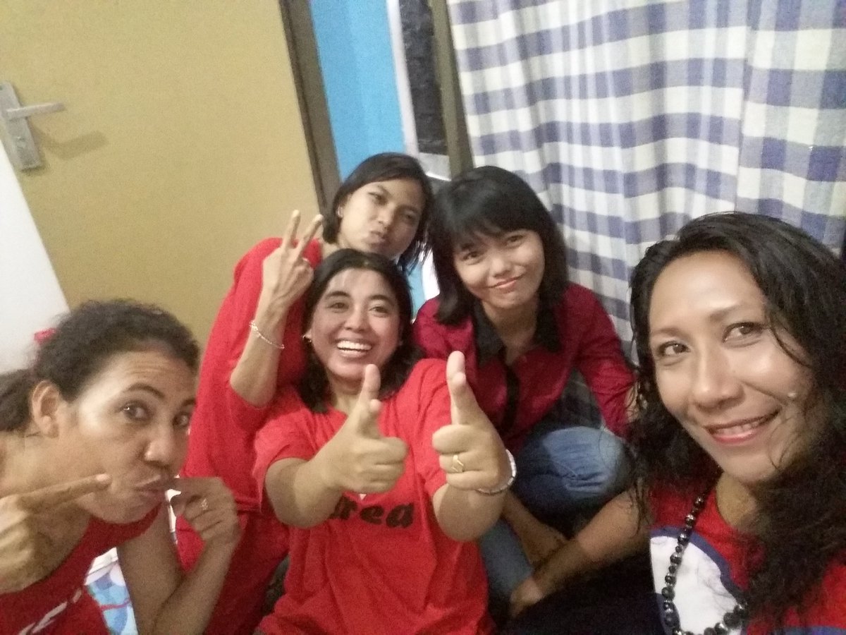 Suasana imlek dirmh sing sing penuh dgn senyum kebahagia wlpun turun hujan ttp happy dan bersuka cinta.
