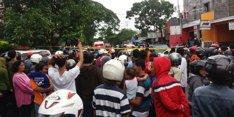 kompascom's tweet photo. #PesawatJatuh Sebuah Pesawat latih milik TNI AL jatuh timpa rumah warga di Kota Malang https://t.co/dfX6bxITYe https://t.co/DCj69efaSt