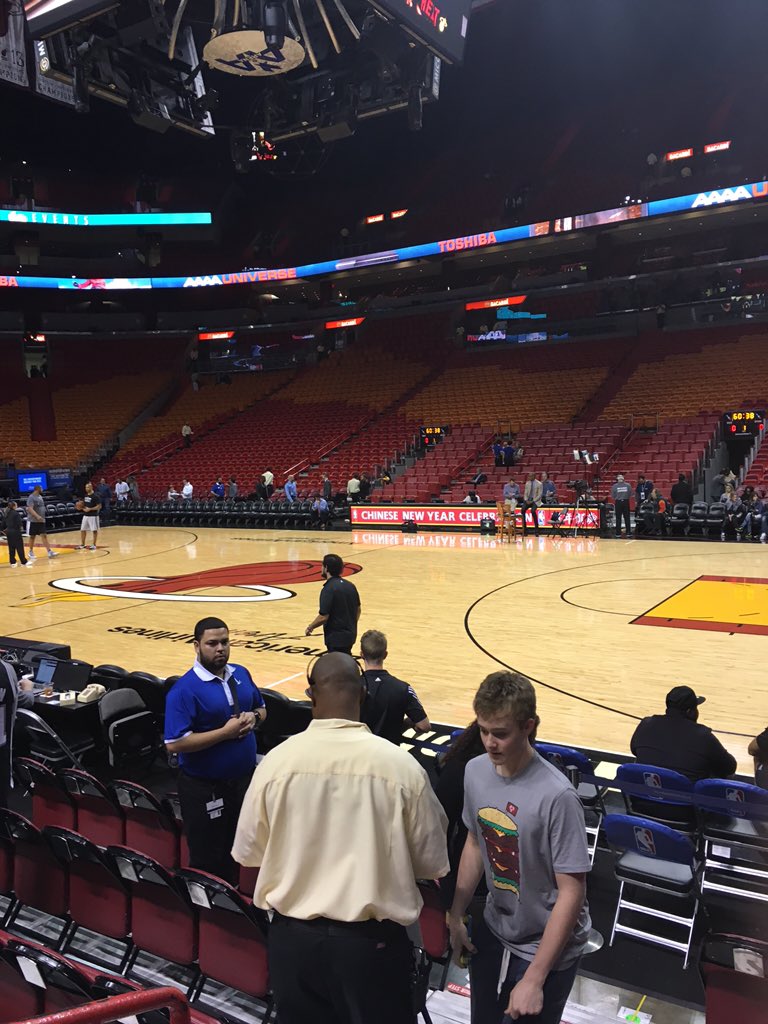 Vezph's tweet photo. 5K retweets I'll run on the court when the game starts in 30 min! https://t.co/CR5UJhjzHg