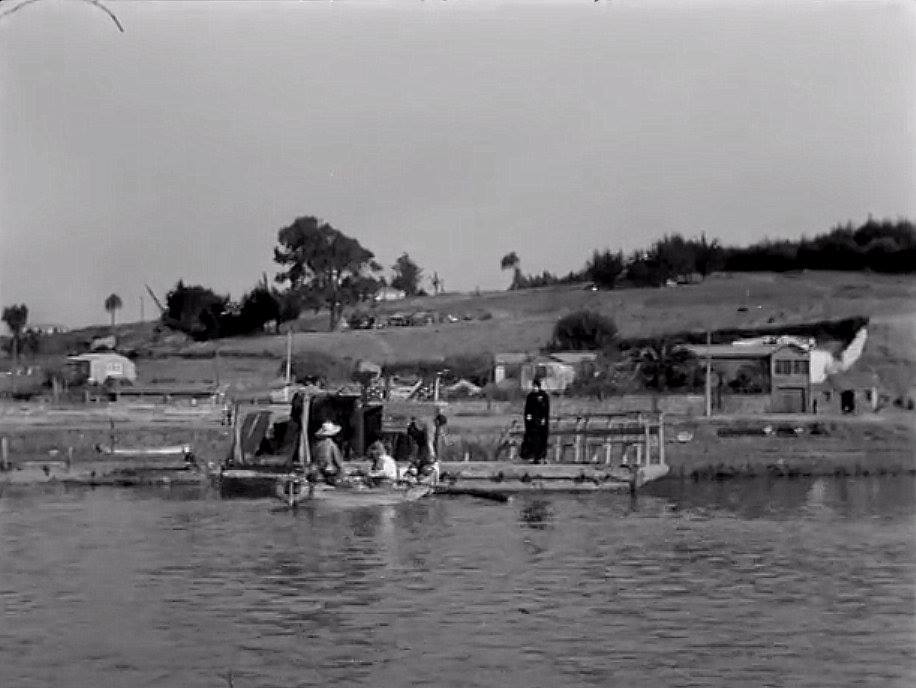 DeConCon's tweet image. El embarcadero de la balsa en el Río Aconcagua Concón, fotograma de la película Río Abajo 1948