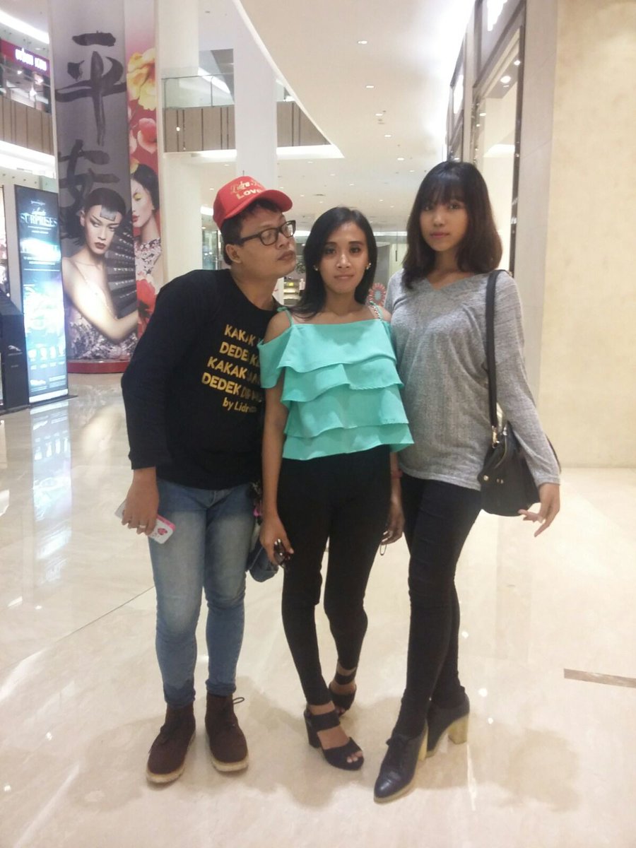 me_management's tweet photo. Hot: 9Feb16 Kemarin Lidra Reza (Trio Broadcaster) melakukan foto sesi iklan Bolagol Jakarta Clothing Di Senayan City https://t.co/4J03SmJC0S