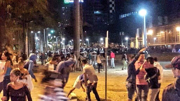 motum_magazine's tweet photo. via @freddyzur
@AereoMeteo Alteración orden público en Plaza Venezuela https://t.co/a7VMv4Hpg5