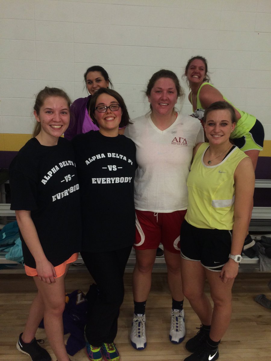 una_swim's tweet photo. Just a little friendly bball game amongst some of our swimmers! (And some non-swimmers in the back) 🏊🏀 https://t.co/iM4pBtsycv