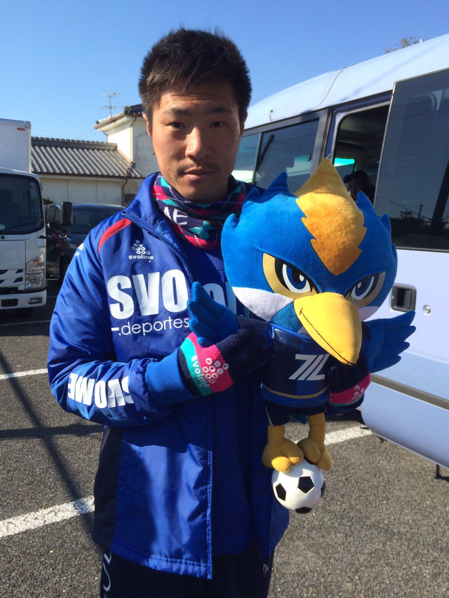 FcMachidaZelvia's tweet photo. ゼルビーは現在マスコット総選挙を戦っていますが、鹿児島キャンプ中の選手から応援メッセージが届きました！
李漢宰選手「ゼルビー俺らができなかった1位を！最後まで頑張れ！」。
どんどんRTをお願いします！
#ゼルビーJマスコット総選挙 https://t.co/I53dd9akQI