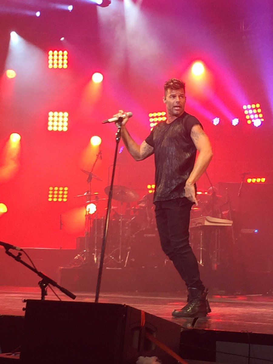 SonyMusicArg's tweet photo. BRA-VO!! El momento ya llegó, es #RickyMartinEnVillaMaria @ricky_martin @FestivalVMaria https://t.co/QWDq1RJlBj