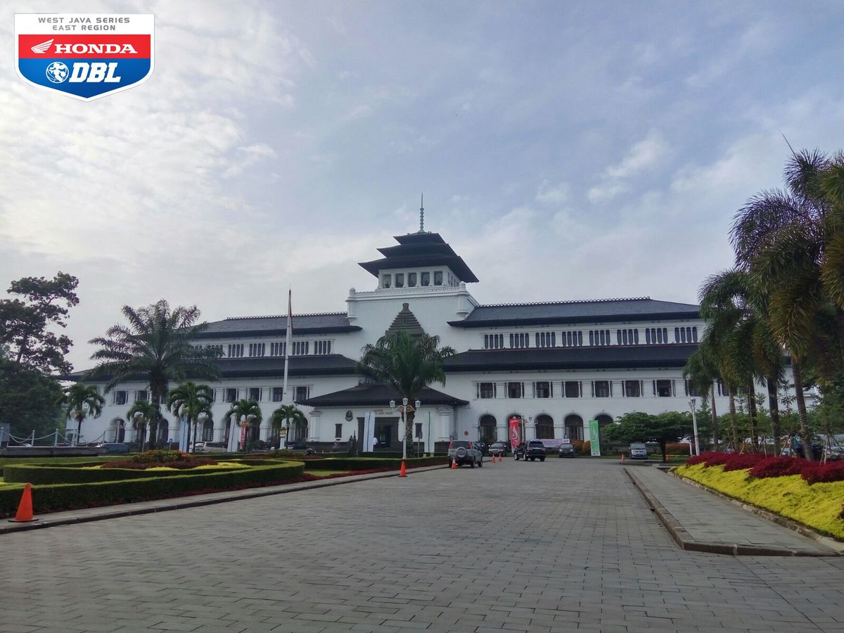 dblindonesia's tweet photo. Selamat pagi mojang Bandung. Mimin lagi ada di sini sekarang. Udaranya seger yaa. Apalagi menyambut #HondaDBL2016 https://t.co/qAQdDD0vsH
