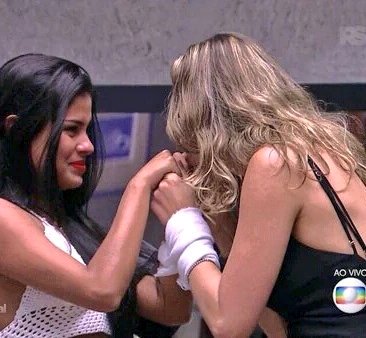 deawns's tweet photo. "Ai, Pequi. Eu vou voltar pra cuidar de você. Ai, amiga, tamo juntas." 👭💚 https://t.co/lLLvzX4tlX