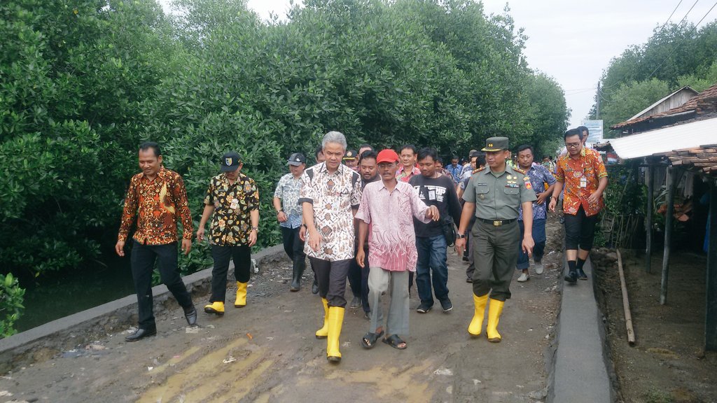 Gub <a href="/ganjarpranowo/">Ganjar Pranowo</a> tinjau Rob Ds.Sriwulan Sayung <a href="/PemkabDemak/">Pemkab Demak</a> <a href="/JatengTwit/">Jateng Twit</a> <a href="/BeritaJatengNet/">BeritaJatengNet</a> <a href="/merdekadotcom/">Merdeka.com</a> @KotaSMG