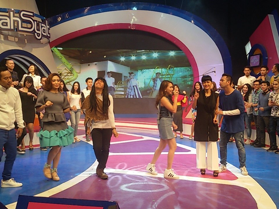 Joget bareng <a href="/aytingnew92/">Ayu Ting Ting</a> yuk "My Lopely" #dahSyatRabuPD
