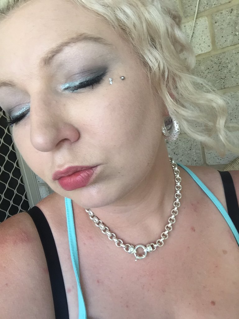 thomsen_jess's tweet photo. #younique #Australia #presneter #eyes4u #polished #perfect #curious#corrupted #naive #pigments https://t.co/ZxmegRPSou