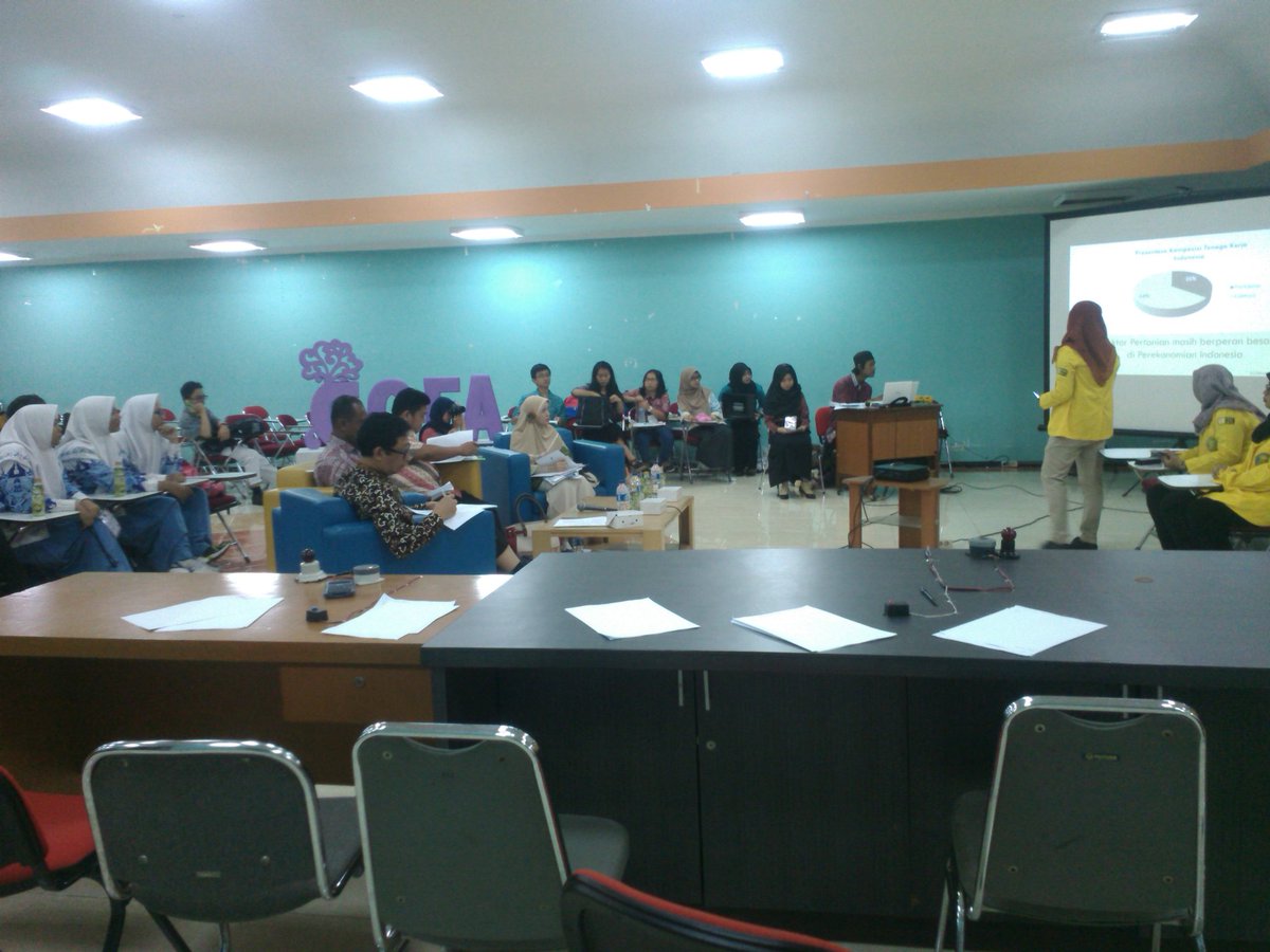 Selanjutnya, presentasi coopplan oleh tim pertama dari Universitas Indonesia telah dimulai