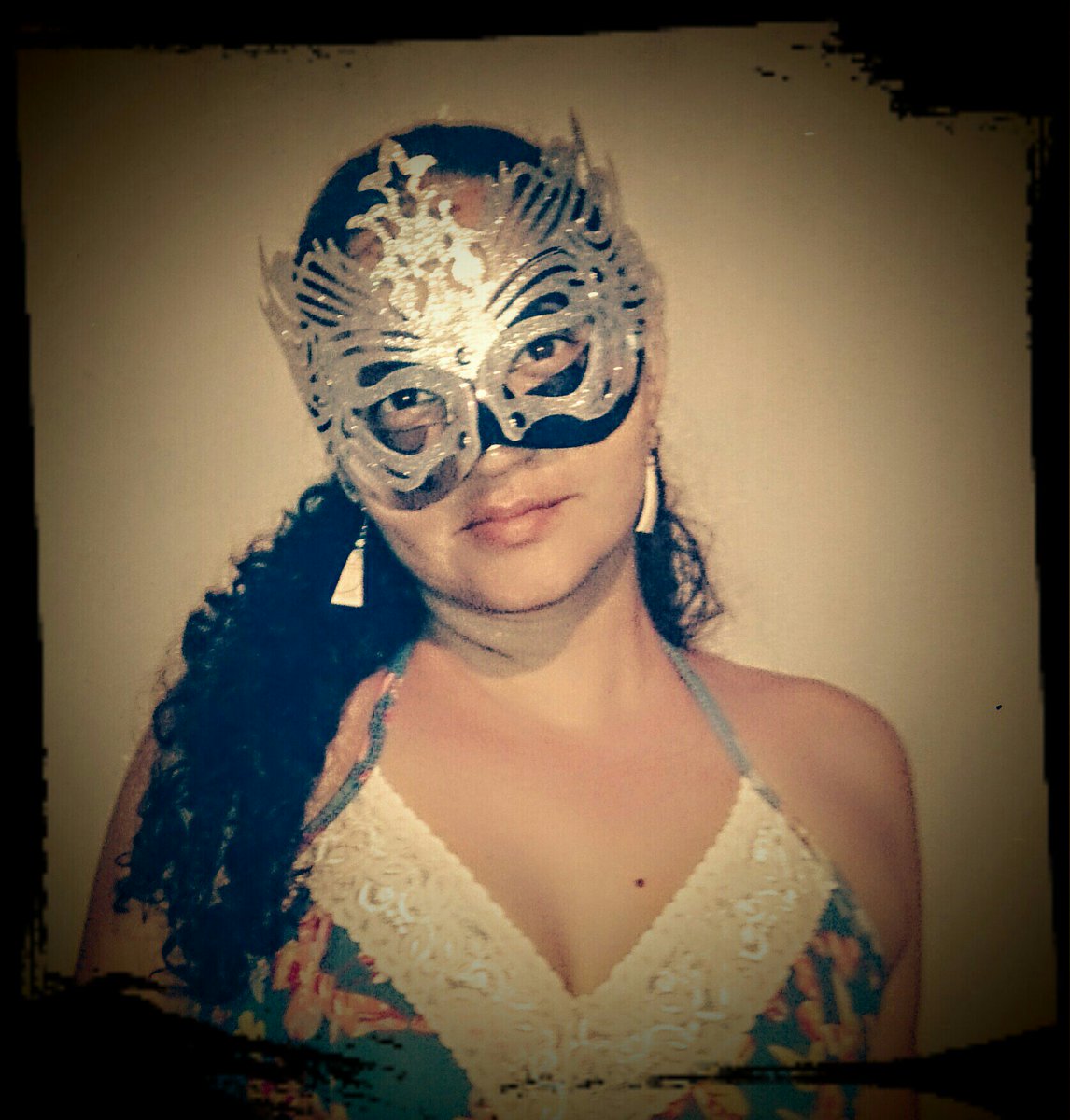 lulubario's tweet photo. Mais um carnaval se passou... Que venha 2017 rsrsrs #BlocoDoNetflix https://t.co/PJEfCsgRr6