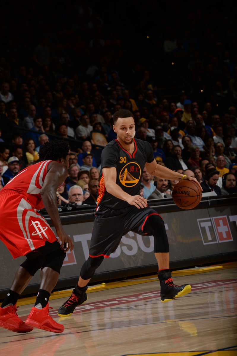 .<a href="/warriors/">Golden State Warriors</a> lead <a href="/HoustonRockets/">Houston Rockets</a> 69-66 after Q2 behind 26 pts and 6 treys from Curry. Harden leads HOU with 18.