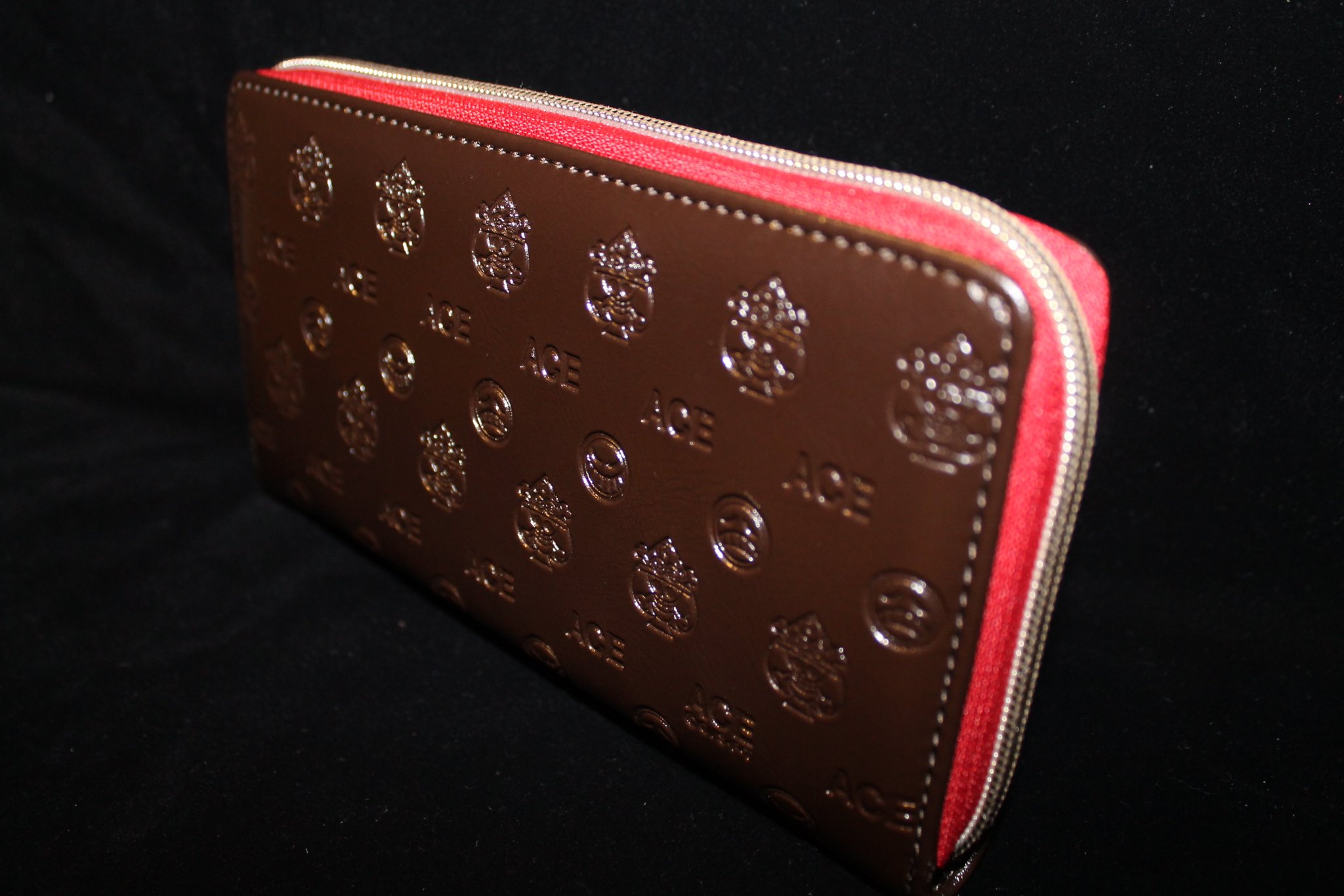 One Piece麦わらストア渋谷本店 新商品 プレゼントにもピッタリな使いやすいお財布 Ace Emblem Long Wallet 6 800円 税 麦わらストア限定コーナーにて好評発売中 麦わらストア Onepiece T Co 2bxbvvdgpt