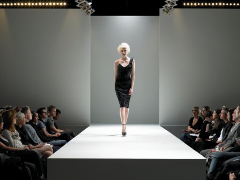InTheKnow's tweet photo. This clothing company is forcing its models to eat: https://t.co/9pMNDEhuBh https://t.co/DxSS4BDB7T