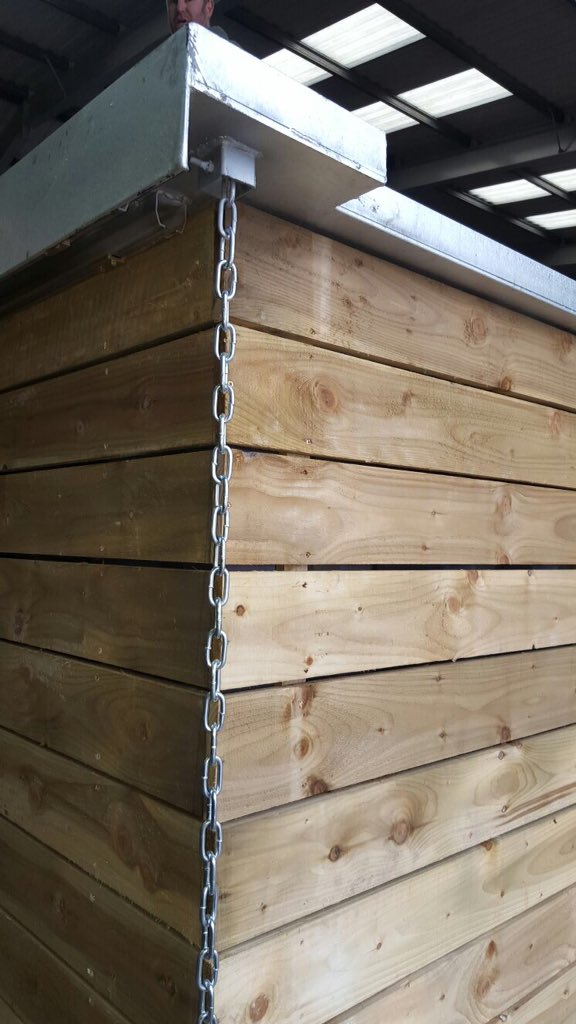 AbleModular's tweet image. Guttering is so 2015 - invest in a rain chain for easy drainage. Blocked down pipes are a thing of the past #bespoke