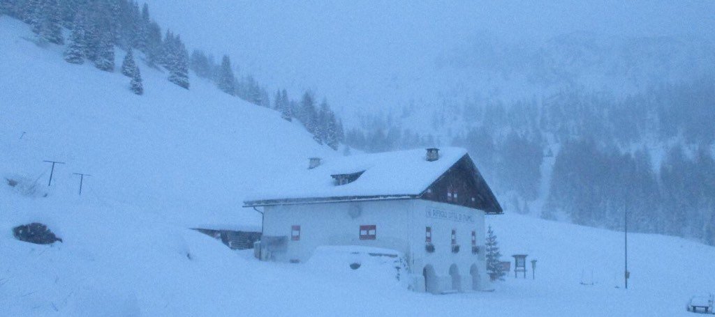 In #diretta dal #rifugio #Neve, #vento teso e #temperature in discesa. rifugiocittadifiume.it/webcam/rifugio/  #dolomiti #ciaspole
