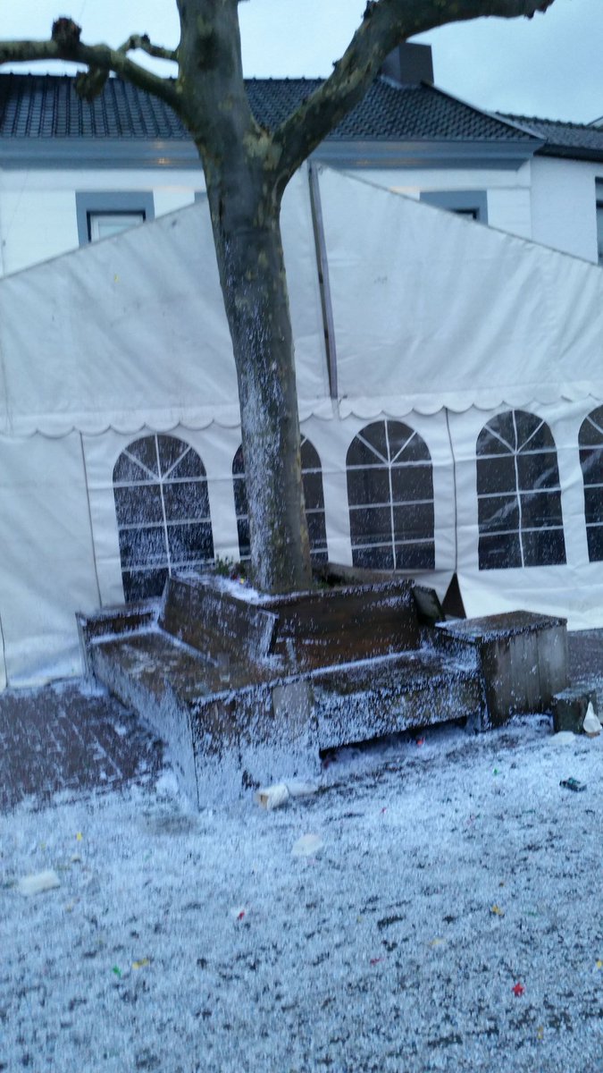 FranckChez's tweet photo. @snake3770 @twitter_nl hie in meerssje ligt de sneeuw.  #isdatnoeleuk https://t.co/q9afbYpYm2