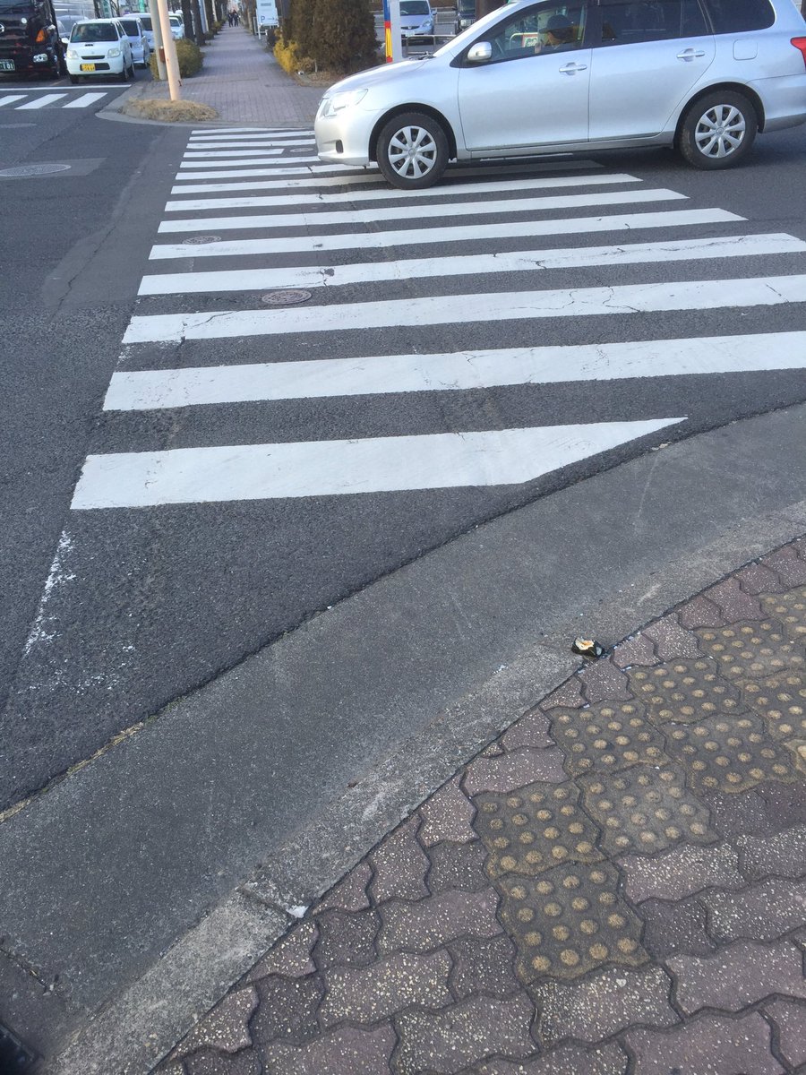yamaking0113's tweet photo. 横断歩道におにぎり落ちてた、しかも食べかけの https://t.co/4CaOHFuQmH