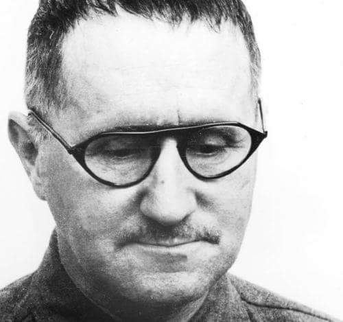 È più criminale fondare una banca o rapinarla? 
#BertoldBrecht 
#natioggi 
a voi la risposta 

#buongiorno #TL