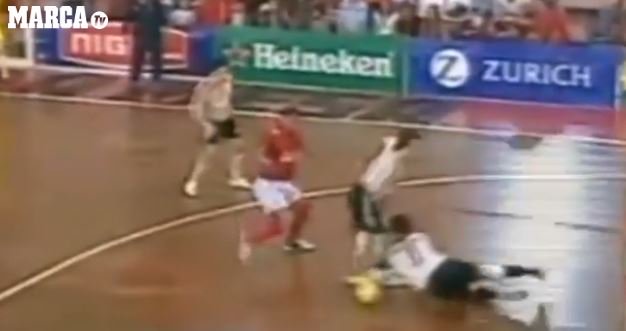 marca's tweet photo. #LoMásVisto 10 maravillas de Ricardinho que quizá no has visto antes ▶ https://t.co/ffyILw8JYe #Futsal https://t.co/AJB51freJc