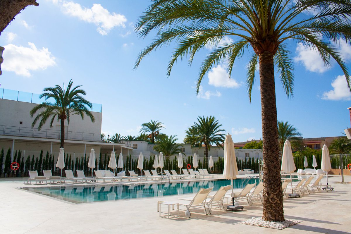 MEMallorcaHotel's tweet photo. It is february but is almot summer in Mallorca. Book now your 2016 ME Mallorca experience https://t.co/SiCIWwphbQ https://t.co/zh9WR6Y39P